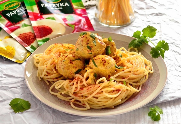 Spaghetti z klopsikami w klimacie indyjskim