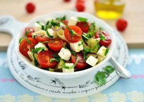 Makaronowa sałatka z serem śródziemnomorskim, cukinią i pomidorkami 